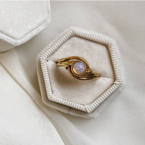 VTG Gold Round Opal Ribbed Ring